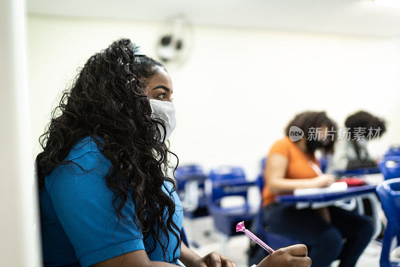 大学/高中学生在教室学习时戴口罩